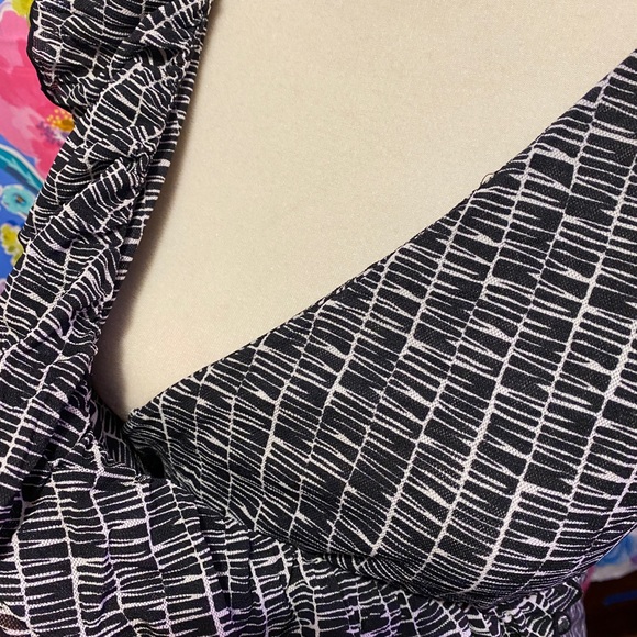 💕3 for $20💕 Asymmetrical blouse with ruffles - Picture 4 of 7